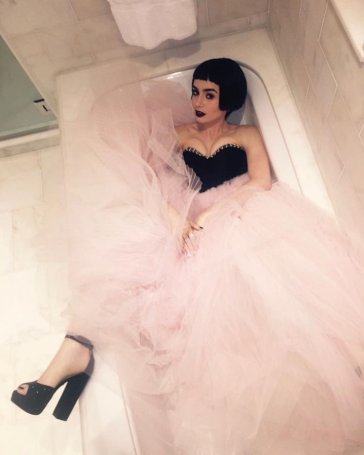 parisianchIoe's tweet photo. lily collins' iconic bathtub pictures after the met gala https://t.co/ELqPHWUqGG