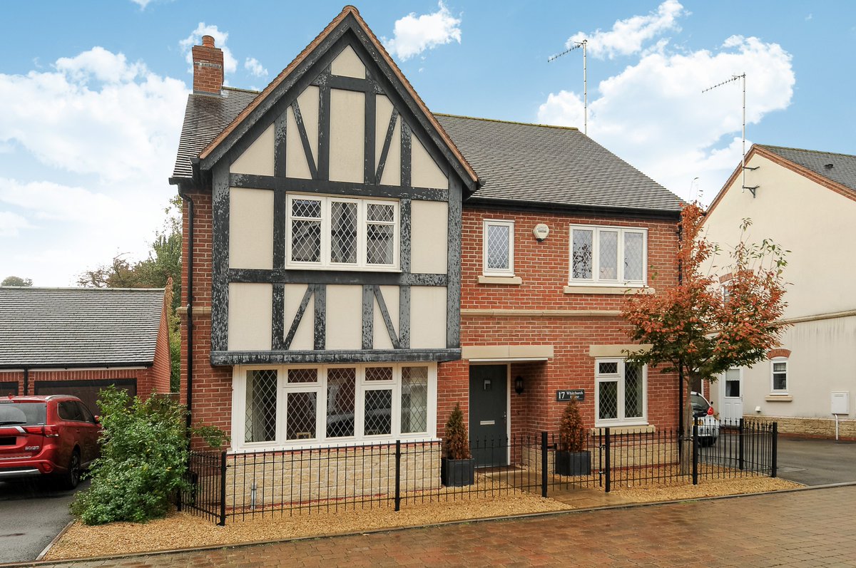 Hamptons_SUA's tweet photo. We have agreed #lets on all 3 of these delightful family homes, in #StratforduponAvon and the surrounding areas, and now have a real shortage of quality #properties to let. Do you have a property available to let, or know anyone who does? Please contact us! #HamptonsInternational https://t.co/H13G8sliLZ