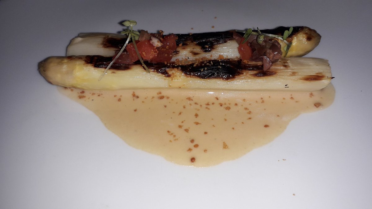 Gran momento de forma el de <a href="/HortensioRest/">Hortensio Restaurante</a>. Fantástica lubina en croute de pain, homenaje a Paul Bocuse. Y esos guisantes con huevo de corral...