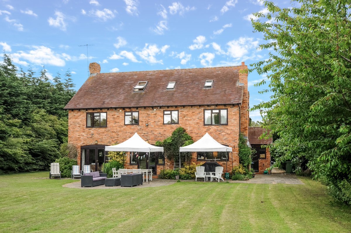 Hamptons_SUA's tweet photo. We have agreed #lets on all 3 of these delightful family homes, in #StratforduponAvon and the surrounding areas, and now have a real shortage of quality #properties to let. Do you have a property available to let, or know anyone who does? Please contact us! #HamptonsInternational https://t.co/H13G8sliLZ