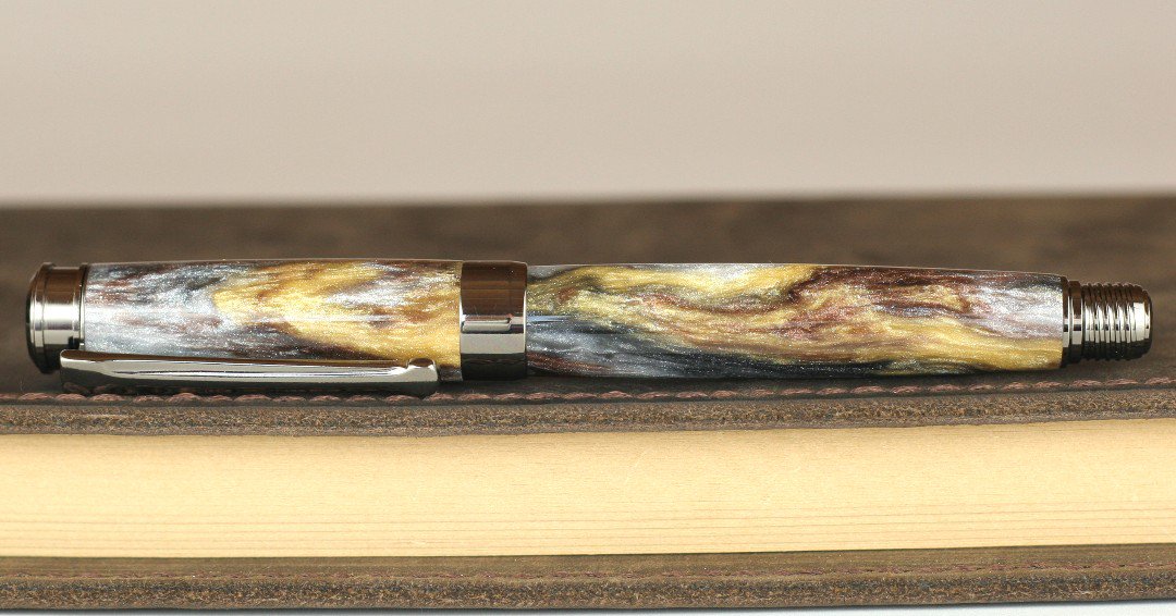 Bens_Bespoke's tweet photo. Buy >> https://t.co/RVwhqZVU4F
Diamond Cast Brown & Gold Swirl Fountain Pen - Bock Bi-metal 23K Gold plated Nib - featuring real tiny Diamonds in the body.
#Fountainpen #diamondcast #pen #fpgeeks #fpnetwork #brown #gold #gunmetal #bock https://t.co/dGmgl3klUn