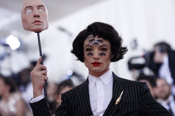 spiderbitxh's tweet photo. Ezra FUCKING Miller everyone #metgala #MetGala2019 https://t.co/5dNOXt2Szy