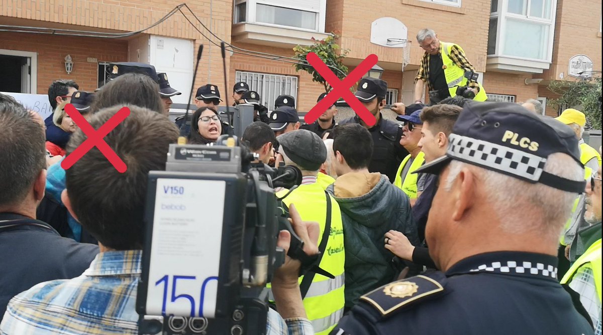 Elenariegofan2's tweet photo. Finalment, la CAT no ha pogut evitar este moment. Desnonen a Martha i la seua família aproximadament a les 10.45h @ProxParadaAPunt @apunt_media @LA_PAH https://t.co/VHrG3i6BUC
