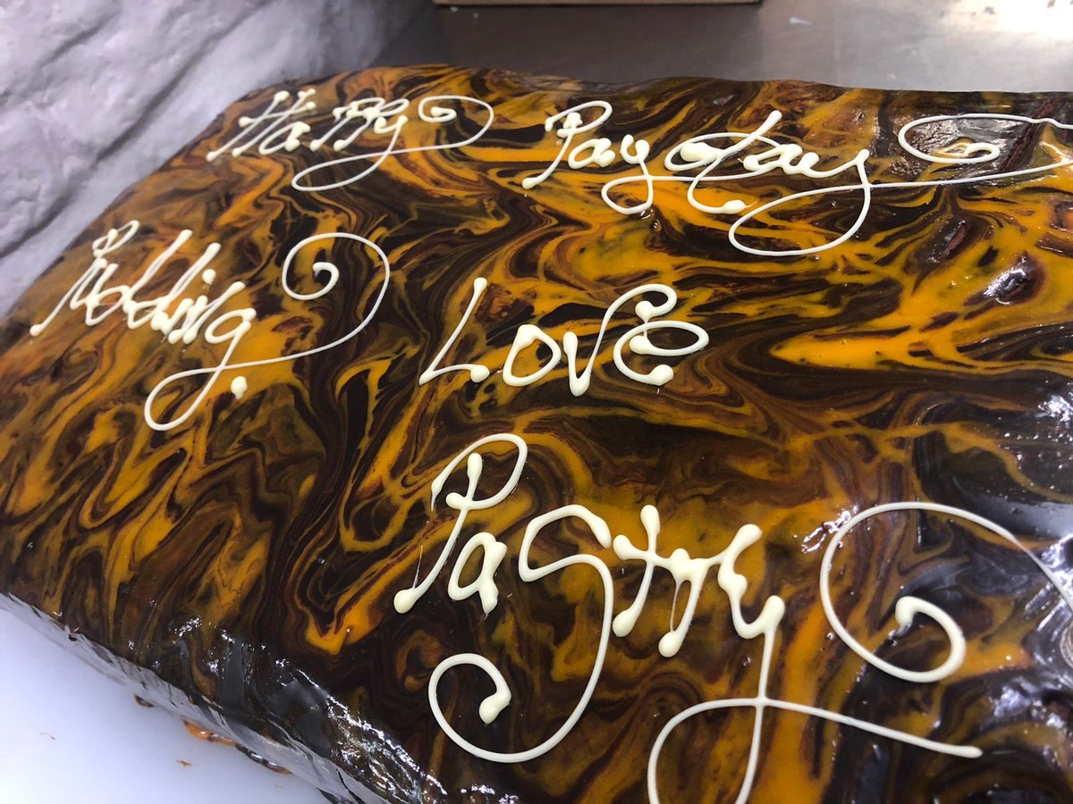 Payday only means one thing <a href="/LygonCotswolds/">The Lygon Arms</a> #paydaypudding for the team lunch! Thats one big chocolate cake 🍰