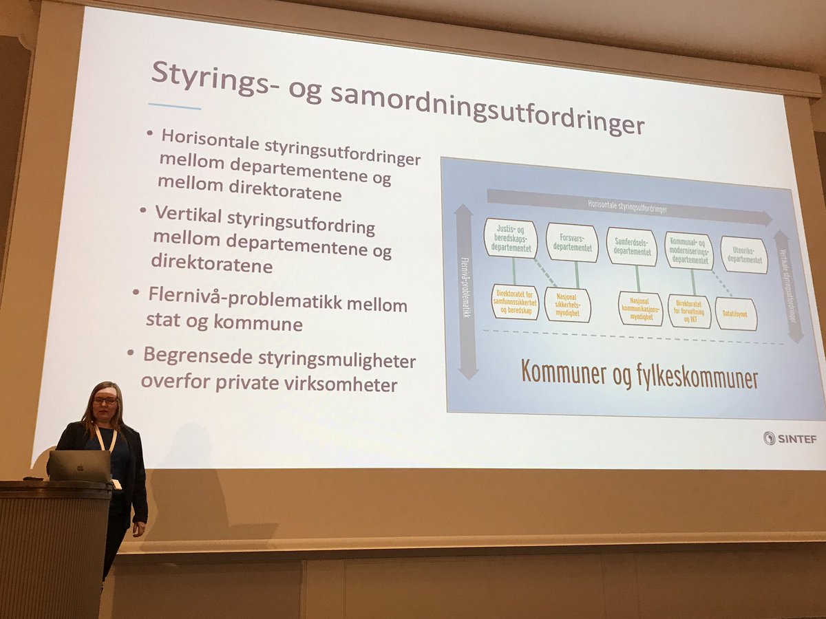 thorsheim's tweet photo. På @dndtrdinfosec #DnDSoS viser @MarieGMoe litt sikkerhetsutfordringer som finnes i det offentlige.... *HUFF* https://t.co/quS5iH6tvs