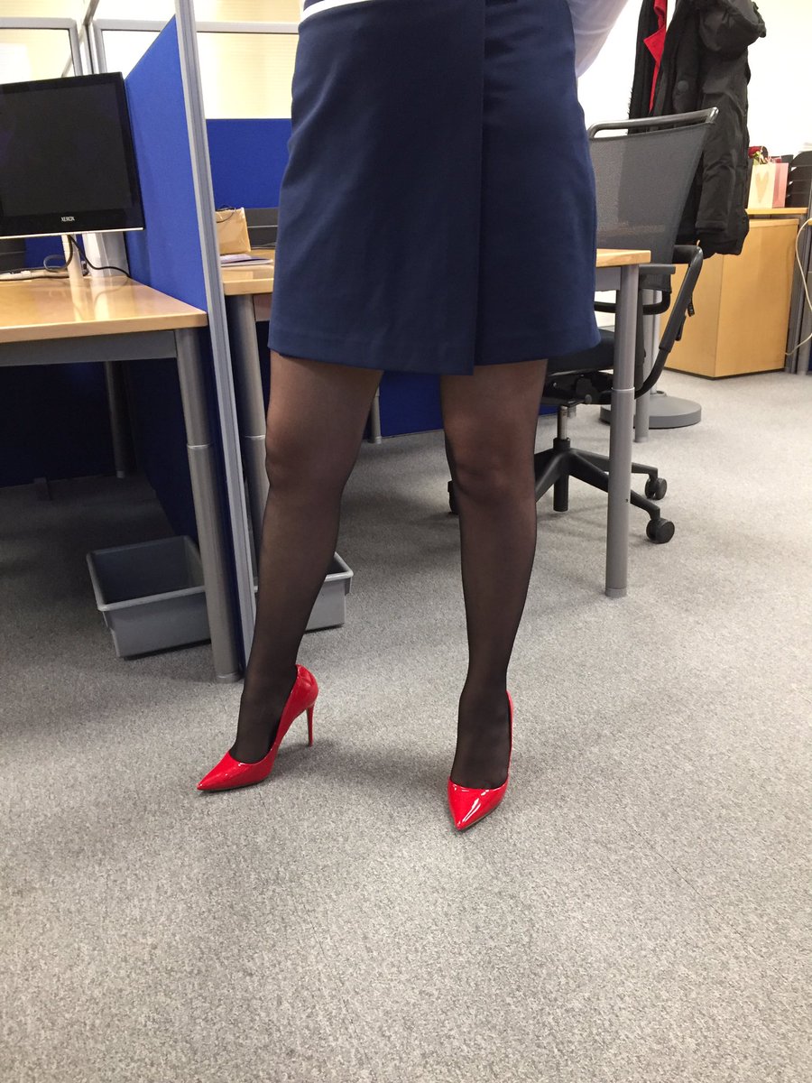 SexyMarocBabe's tweet photo. Lunchtime, so all colleagues are gone,.. but not me 😬 #upskirt #highheels #thong #nylons #pantyhose #office #leggs https://t.co/Bh6wYXluhk