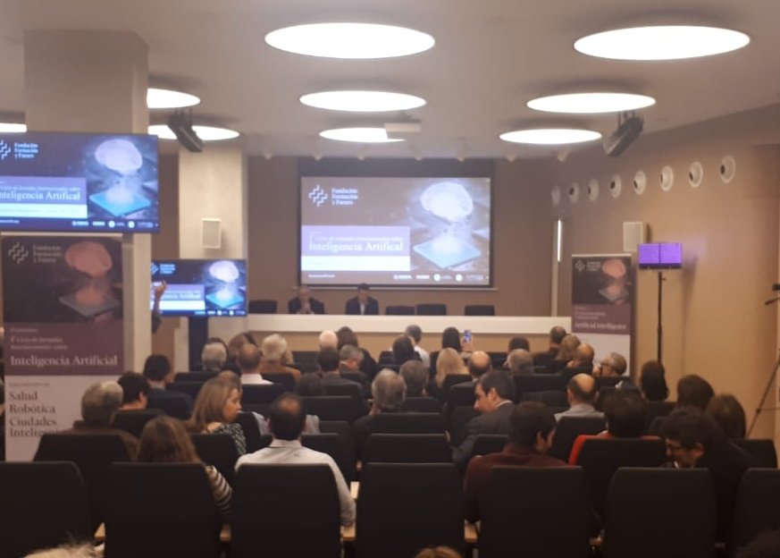El director de #SmartCatalonia <a href="/dmarcop/">Dani Marco</a> explica l’aposta del <a href="/govern/">Govern de Catalunya</a> per la #AI al 'Cycle of International Conferences about AI' de la Fundación Formación y Futuro per debatre sobre l’aplicació de la intel•ligència artificial a #smartcities #salut i #robòtica #DigitalCatalonia