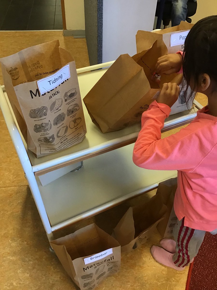 Dagens ämne i Material i vår omvärld F:3 och hörsel Röd. Vi plockade skräp på vår gård @stenkulaskolan som vi sedan pratade om. Vad materialet heter, egenskaper och vad det kan användas till. Samt var det ska sorteras i vid återvinningen.