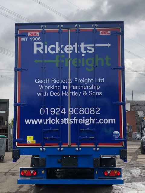 rickettsfreight's tweet photo. Ricketts Freight are firm believers in creating very strong partnerships with customers and suppliers alike. We would like to introduce one of our NEW trailers leaving the yard to begin serving our customers throughout the UK. https://t.co/PA7Efx0mf9