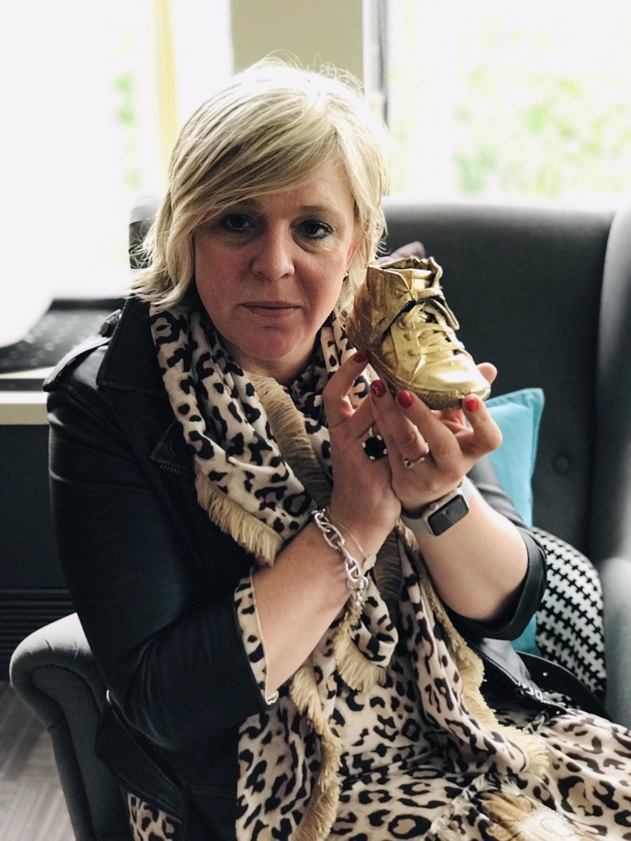 Deze gouden kinderkleertjes vind je vandaag en morgen in Brussel. <a href="/PowerofArtHouse/">PowerofArtHouse</a> vestigt via het originele kunstproject #LostNotFound de aandacht op de 10 000 verdwenen kinderen in migratie in #Europa. Meer: bruzz.be/samenleving/lo…