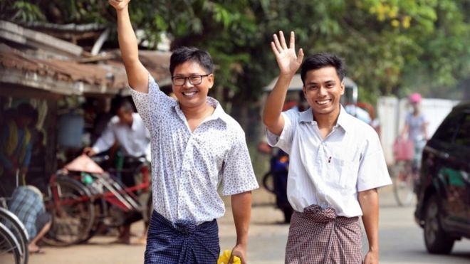 DDNewslive's tweet photo. Two #Reuters journalists who had been jailed for their reporting on the Rohingya crisis in Myanmar walked out of prison on Tuesday; they were freed in a presidential amnesty after a global campaign for their release
#ReutersJournalists
Read more : https://t.co/5rd3he8sU8 https://t.co/6Kuv6BL8lX