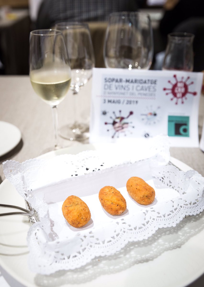 VisitaAvinyonet's tweet photo. S’acosta el dinar, bon moment per recuperar les delícies gastronòmiques del passat Sopar-maridatge del #Microvi2019, molt ben acompanyades amb vins i caves d’Osdorajo, @RafolsdelsCaus , @MasComtalVins i Caves Avinyó 😋😋 https://t.co/y3kjxVtMa2
