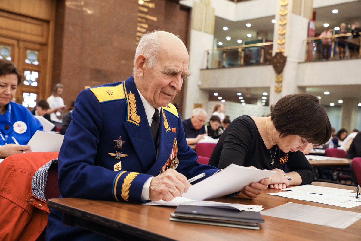 muzeypobedy's tweet image. Музей Победы на Поклонной горе стал главной площадкой проведения «Диктанта Победы»! В Зале Полководцев музея собрались более 100 желающих, чтобы ответить на 20 вопросов, посвящённых истории Великой Отечественной войны. Желаем удачи всем участникам!
#музейпобеды #нашвыборпобеда