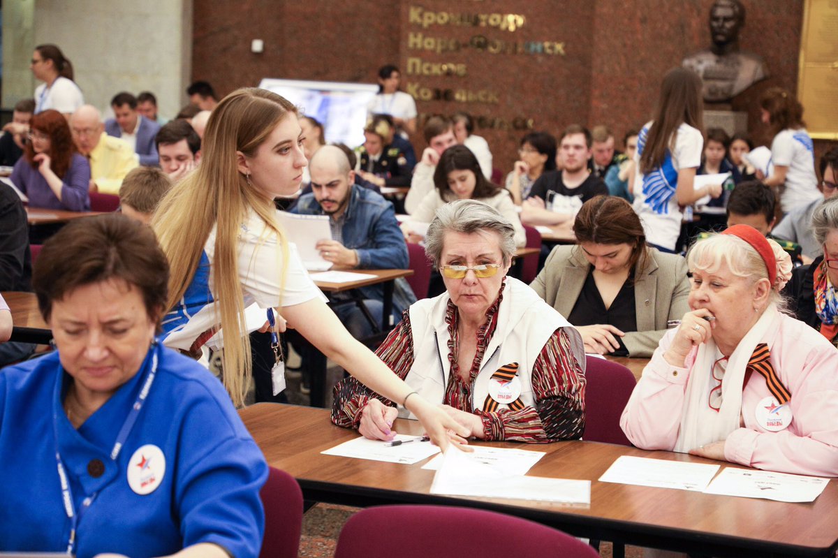 muzeypobedy's tweet image. Музей Победы на Поклонной горе стал главной площадкой проведения «Диктанта Победы»! В Зале Полководцев музея собрались более 100 желающих, чтобы ответить на 20 вопросов, посвящённых истории Великой Отечественной войны. Желаем удачи всем участникам!
#музейпобеды #нашвыборпобеда
