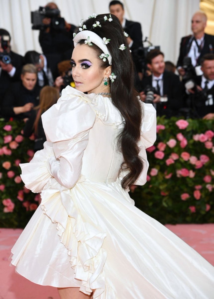 metgalafashion_'s tweet photo. Lily Collins at the 2019 #MetGala https://t.co/emHm2pvl9b