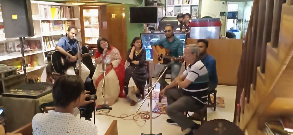 TribecaCare's tweet photo. This is Scrapbook spreading smiles across Kolkata with music and poetry.
#music #cafeconcerts #scrapbook #Poetry #spreadinglove #spreadinghappiness #tribecacare https://t.co/xoqlAvJYl2
