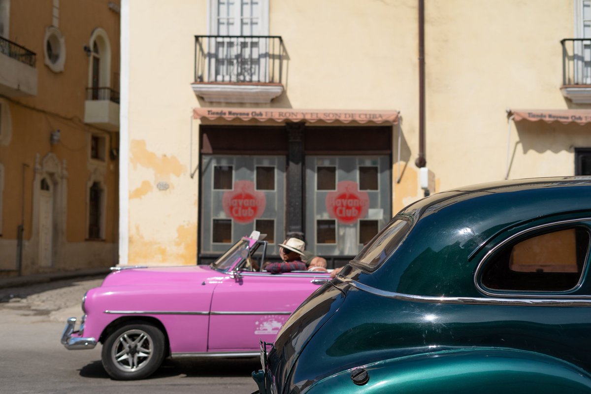 Ko Chimin アメ車とハバナクラブと馬車が揃うなんて世界中でここだけの景色でしょ Cuba Habana Habanavieja Havana Travel Tourism Havanaclub Viaje Turismo Chevrolet Ford Cadillac Car キューバ キューバ旅行 ハバナ アメ車