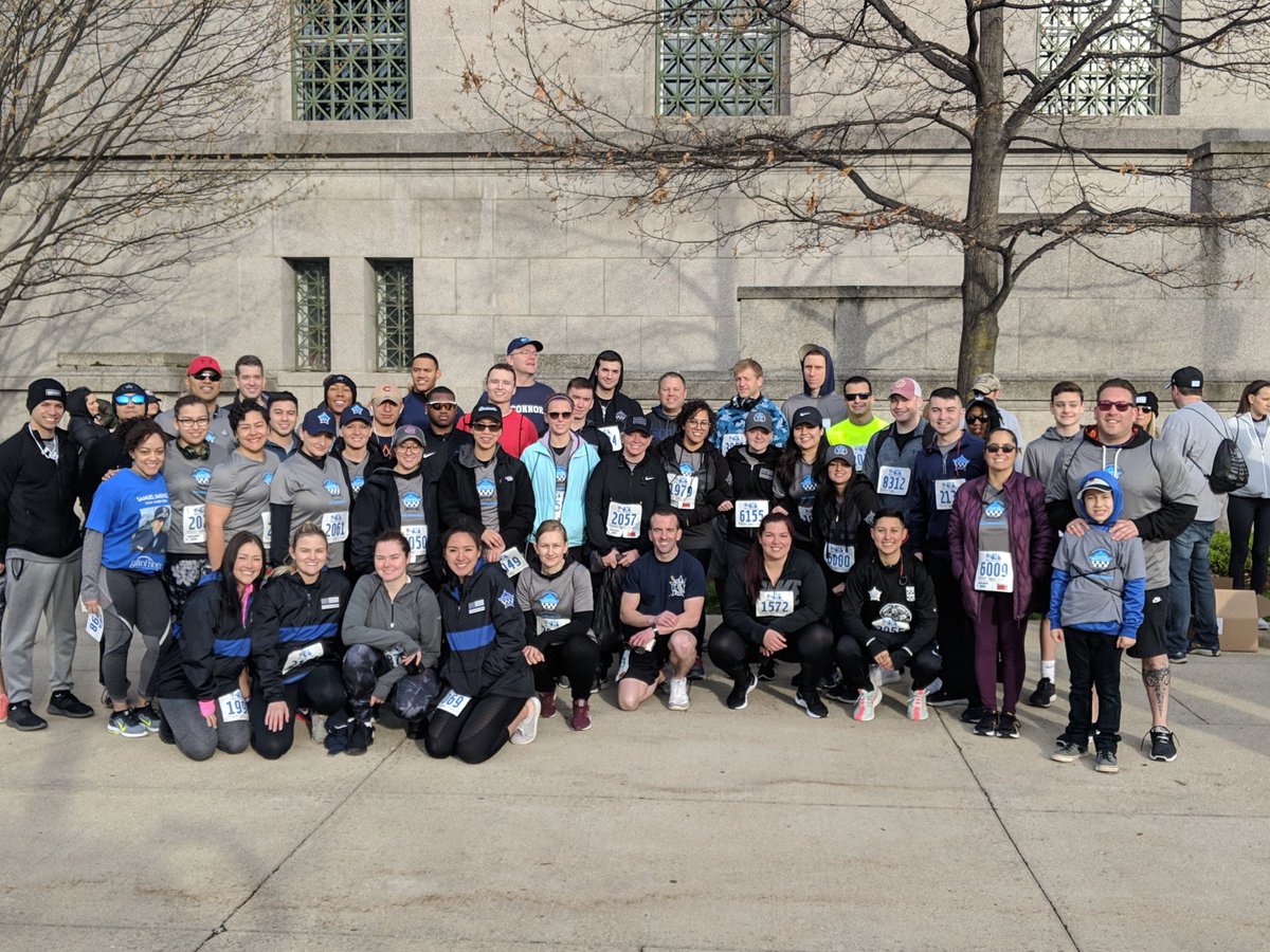 CPDETD's tweet photo. Team 1300 from #cpdetd participates in the Fifteenth Annual Run to Remember to support the Chicago Police Memorial Foundation! #run2remember19 #cpdmemorial #neverforget https://t.co/5EOEEpQrFQ