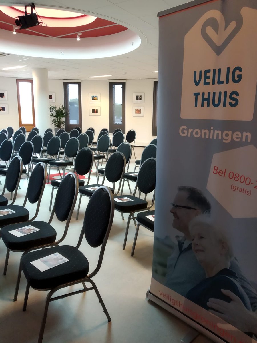 VeiligThuisGR's tweet image. Met medewerkers van (en in) @Gemeente_Pekela  en @gemeenteveendam praten over het sámen aanpakken van huiselijk geweld en #kindermishandeling #allesstaatklaar #partnerschap