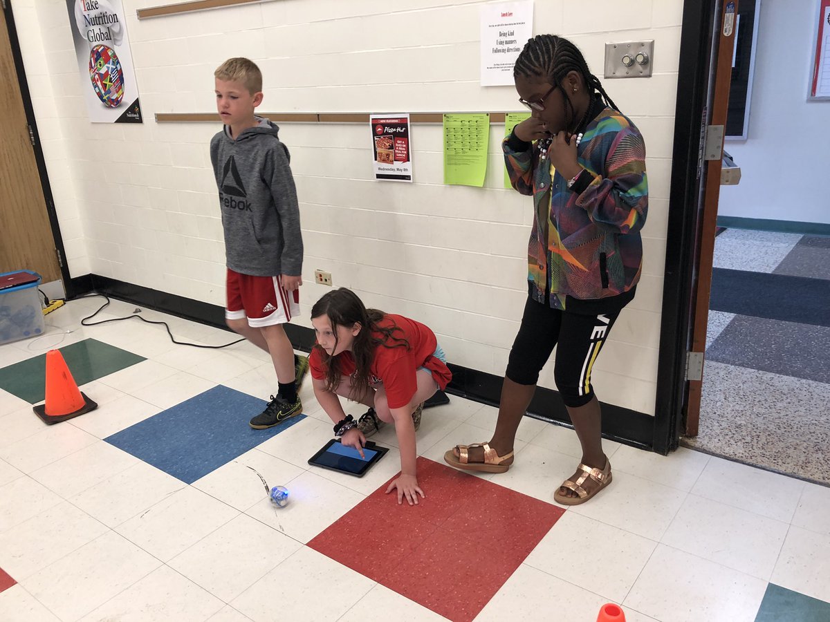 GOMV_EF's tweet photo. Robo-Olympics Day for 4th and 5th grade! #efpride #EdTech #learningwithdrones #coding @annavblake https://t.co/qaga2BbeAg
