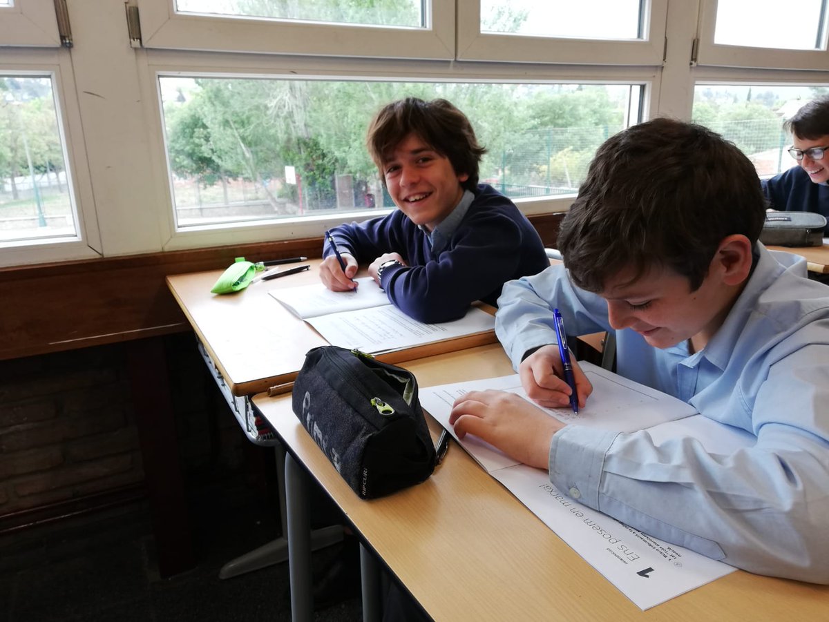 La_Farga's tweet image. A 1er d'ESO treballem l'amistat i la sociabilitat amb #FamilyProject 👉🏻 Cada alumne escriu una idea positiva de 8 companys de classe, i al revés #tutoria #valors