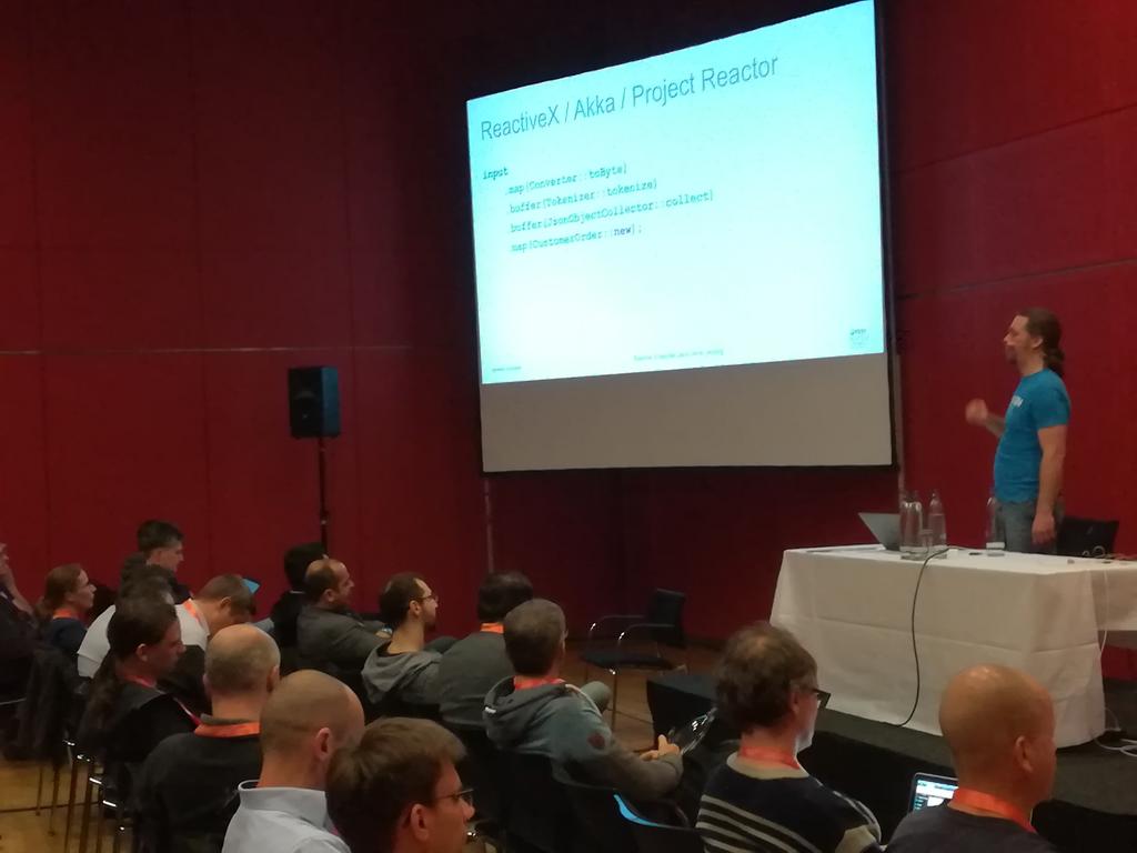 jaxcon's tweet image. #JavaEnterprise goes #Reactive: Auf der #JAX2019 leitet @ArneLimburg in stream-oriented programming ein. Er geht auf Vor- und Nachteile ein, zeigt konkret am Code Beispiele (#Akka) und erklärt Details wie #Backpressure.