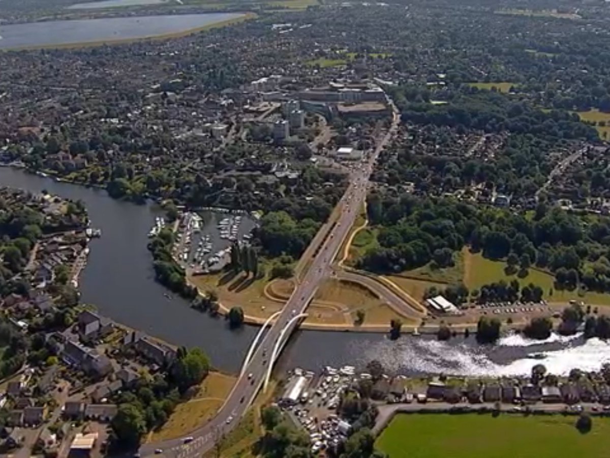 KF1000's tweet image. Wonderful aerial view of the bridge at #WaltonOnThames @waltononthames @whatsinwalton @HeartShopping @waltonsoc @OurElmbridge @elmbridgelife @waltonandonly @Riverhousebarn You’re still looking good @WaltonBridge!