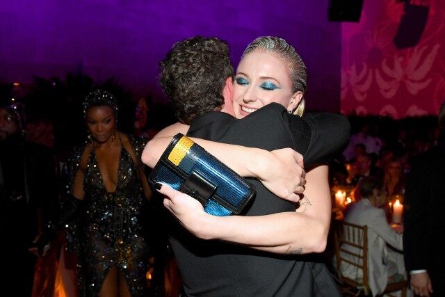 juegotronosplus's tweet image. Emocionante reencuentro Stark en la #MetGala2019
@SophieT &amp;amp; @_richardmadden 
#Sansa&amp;amp; #Robb🐺
