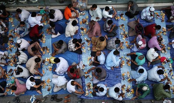 DNO365's tweet photo. Ramadan timetable 2019: When does fasting start - what time is fasting today? - https://t.co/R3wghkLo1T - LIKE &amp; RETWEET https://t.co/aIz9sUwzFp