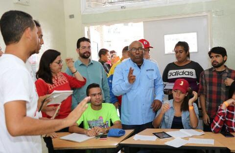 ogledar's tweet photo. Junto a nuestro ministro de educación @AristobuloIsturiz Consejos Estudiantiles @Incesocialista participamos en la mesa del sector #JuventudPSUV elevando propuesta en materia de educación universitaria! 📚 @NicolasMaduro #CalidadEducativa #SeVieneElCLAE #Inces60AñosFormando https://t.co/TOCov1oPKM