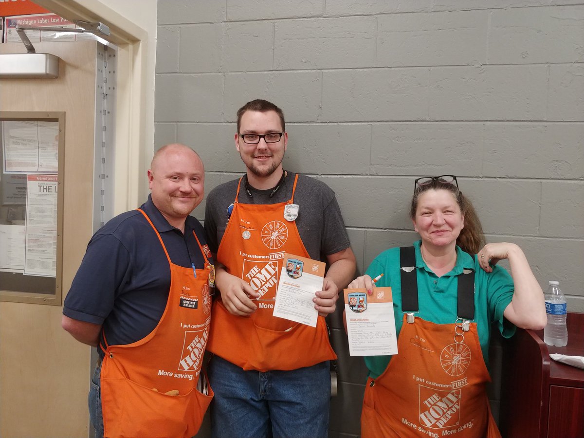 dartonsmommy07's tweet photo. Back to 2729 for me and I got to be a part of this recognition. Carmen, my DH has gone over and beyond every night for D38. And Brandon for helping stay late to get freight done. Great job guys.
#freightstrong
@dennissanders13 @THDWhiteLake @Rick_Adcock https://t.co/MP5R6j3dcc
