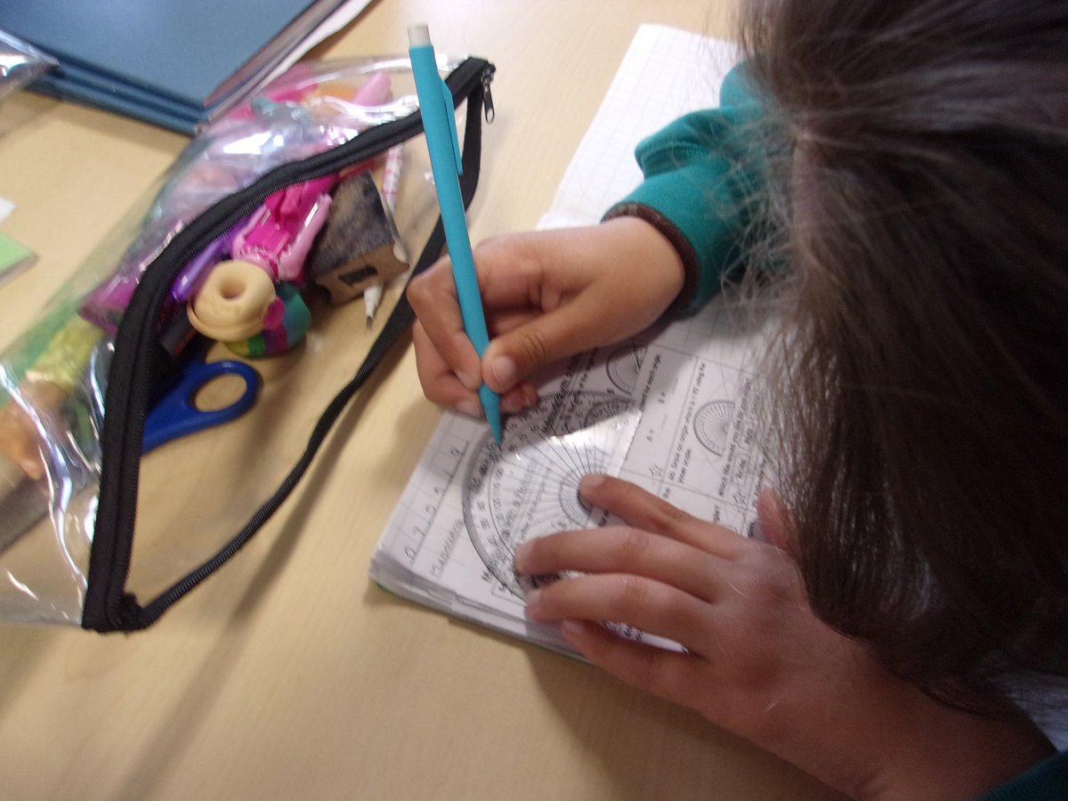 ClaveringTS27's tweet photo. #5LH
In Maths today, we have been measuring angles using a protractor. https://t.co/1NdGjScWhZ
