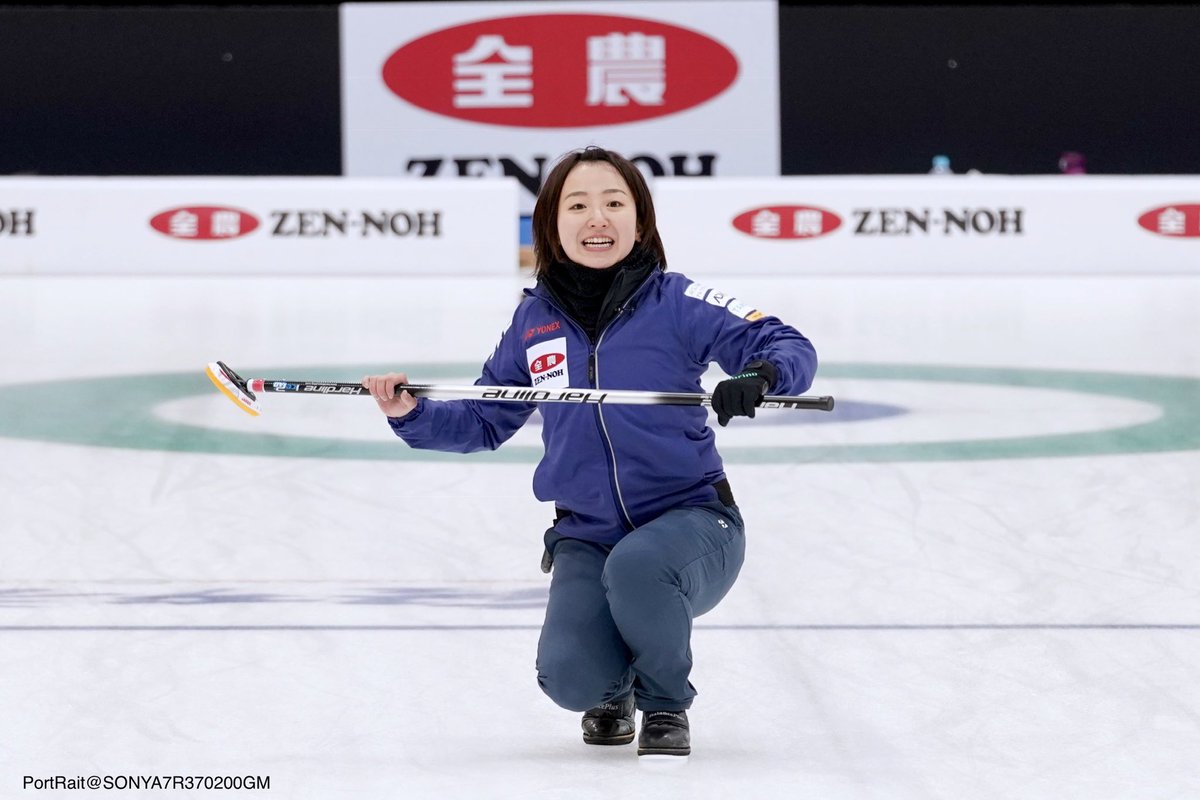 ポオと 藤澤五月選手のデリバリー後の表情の移り変わり 藤澤五月 選手 Curling カーリング Curlingphoto ロコソラーレ Locosolare カーリング ファインダーの越しの私の世界 写真好きな人と繋がりたい Photo Photography T Co