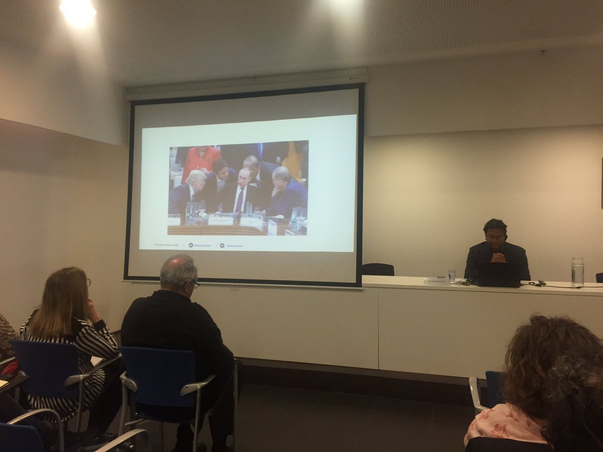 fcasabel's tweet photo. Enseñando la alfabetización de noticias. Pel cònsol d’EEUU @damasoreyes al @Consell_Audio Mostra informació a reflexionar davant les #FakeNews #Rumors #Memes #Satire #Conspiracy i la importància a discernir-les. https://t.co/kiuqhK0Urb