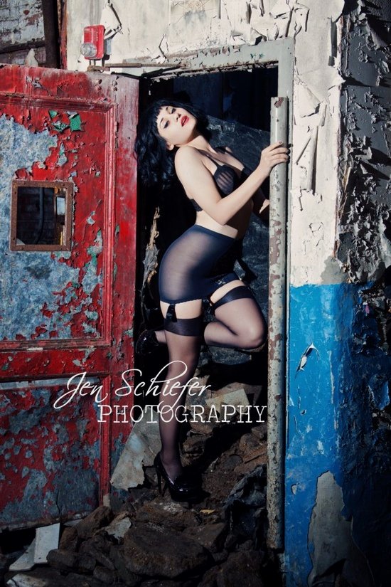 Alternative Pinup tweet media