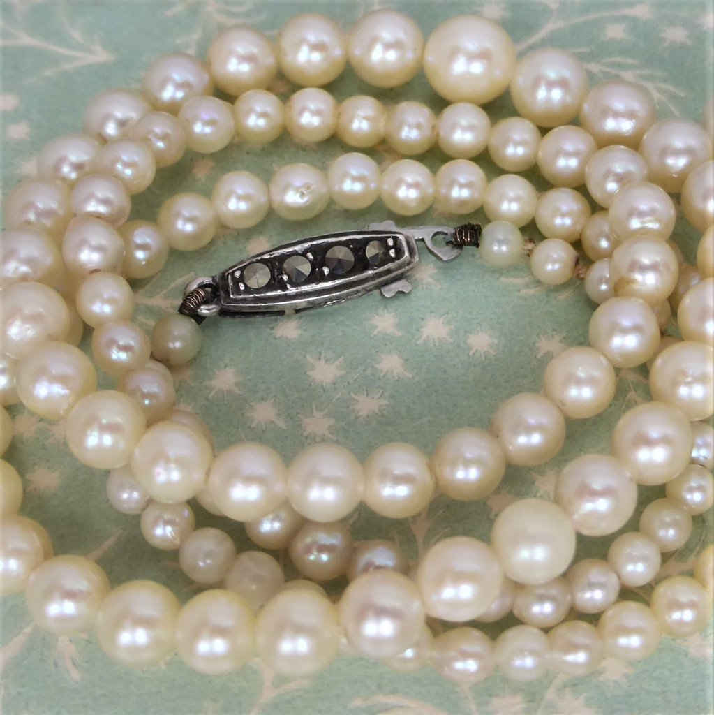 beryllane7's tweet photo. A lustrous unbleached strand of creamy #Akoyapearls #Pearl strands such as this one were popular in the 1950's and many of these timeless #pearlstrands have a creamy colour. A colour pearl difficult to find on today's market as many cultured pearls today are bleached. New in. https://t.co/cmiiLFKnct