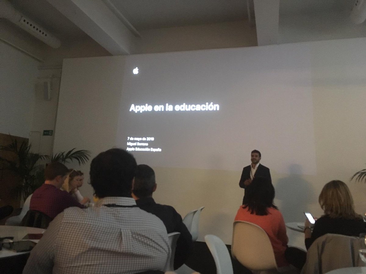 agustinosalc's tweet photo. Aprendiendo novedades en el evento de @AppleEDU para poder seguir mejorando en nuestras aulas #innova2020 #everyonecancreate #agustinosalicante #proyectoipad https://t.co/aJ7A3Kzftt