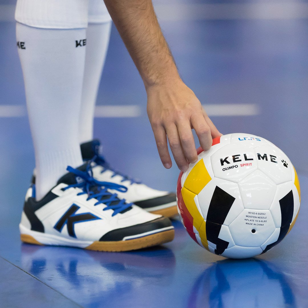 Kelmesports's tweet photo. Cálzate las #PrecisionElite y siente el agarre de una zapatilla top en el mundo del #futsal. 👟
Prepárate para llevar tu clase a otro nivel. 😉
#LeaveYourMark https://t.co/cPtDQn2UQ8