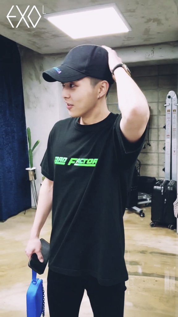 minseok’s black hair tweet media