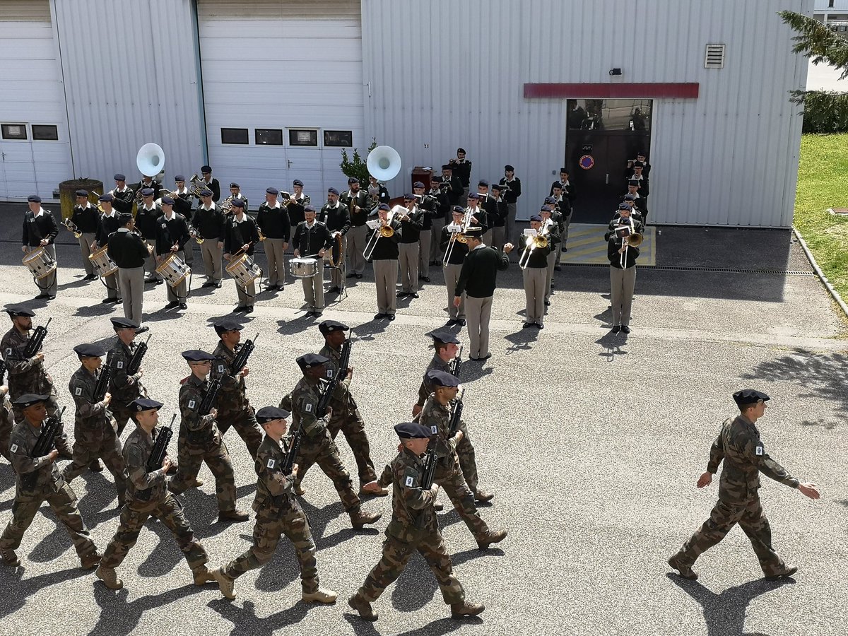 Musartillerie's tweet image. #direct @Musartillerie et #7rmat ensemble pour répéter le défilé du #8mai