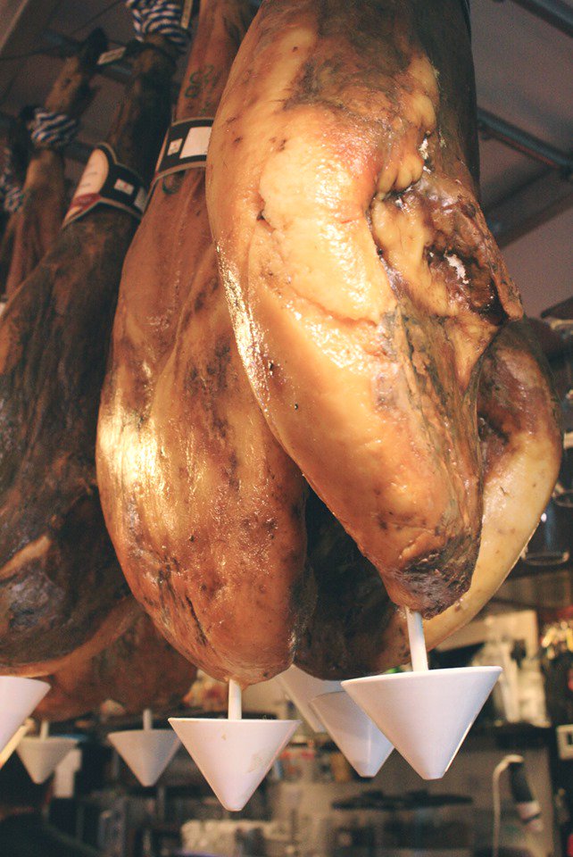 LOS IBÉRICOS DE LA CEPA.

#lacepa #donostia #sansebastian #jamón #ibéricos #bar #restaurante