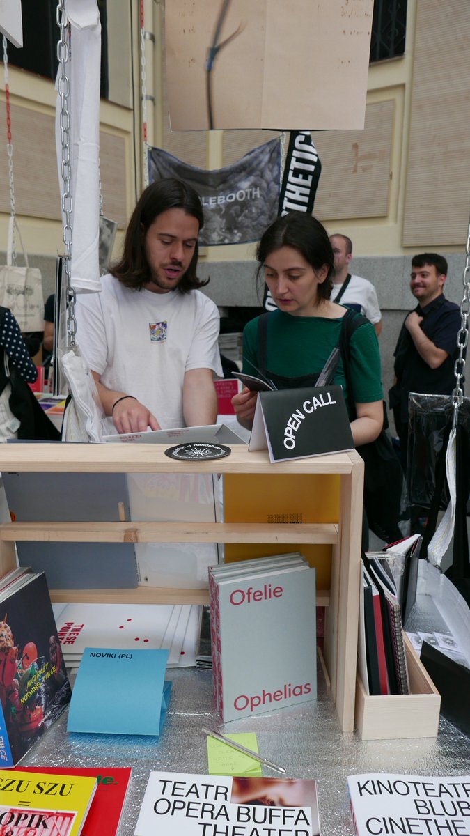 PLInst_Madrid's tweet photo. Estuvimos en la pasada edición de @librosmutantes en @LaCasaEncendida con @_noviki, uno de los estudios #polacos de #diseñadores gráficos con mayor proyección internacional. Por si te lo perdiste, te dejamos algunas de las imágenes y más información: https://t.co/GBhX7z40WM https://t.co/cDMUeHRU8Y