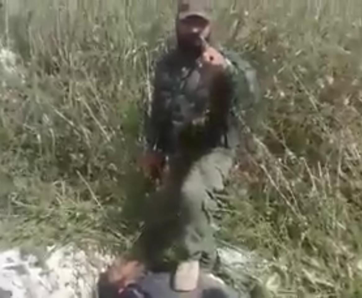 StasSwanky's tweet image. Строго 18+

Тела боевиков под сапогом солдат Сирийской арабской армии.

"Силы тигра" рапортуют.

#IdlibDawn #Syria