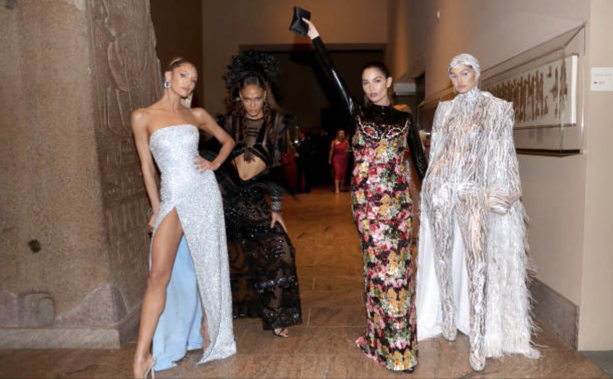 onlymodelz's tweet image. Looks #MetGala