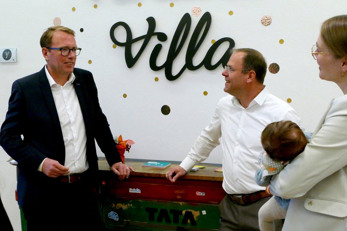 Venture_Villa's tweet photo. Heute hat uns #Staatssekretär Stefan Muhle einen Besuch in der #VentureVilla abgestattet und die Geschäftsmodelle &amp; Technologien unserer #Startups näher kennengelernt. Vielen Dank für den Besuch und die spannenden Dialoge☺️ #startupniedersachsen #startupökosystem #accelerator https://t.co/1EzruEUwfY