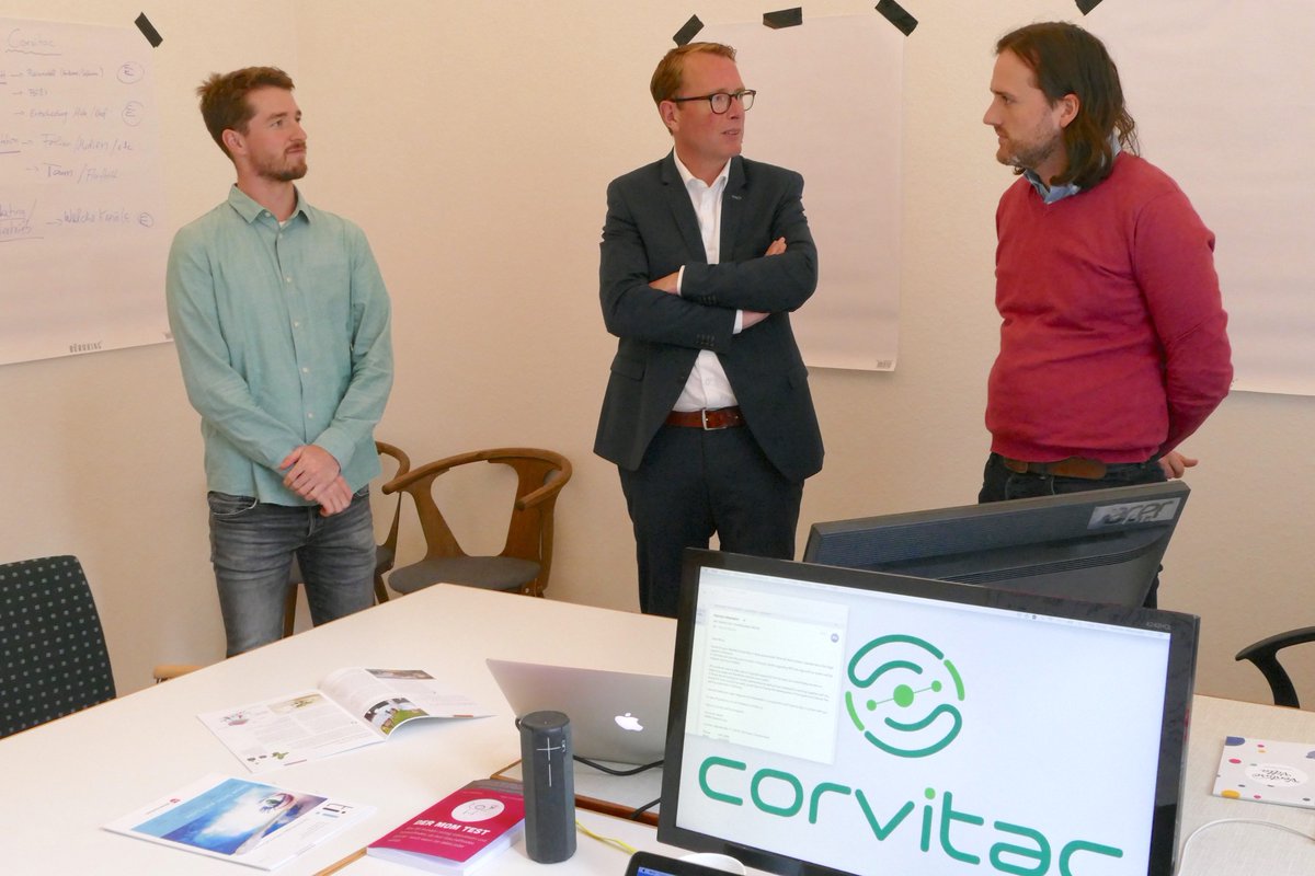 Venture_Villa's tweet photo. Heute hat uns #Staatssekretär Stefan Muhle einen Besuch in der #VentureVilla abgestattet und die Geschäftsmodelle &amp; Technologien unserer #Startups näher kennengelernt. Vielen Dank für den Besuch und die spannenden Dialoge☺️ #startupniedersachsen #startupökosystem #accelerator https://t.co/1EzruEUwfY