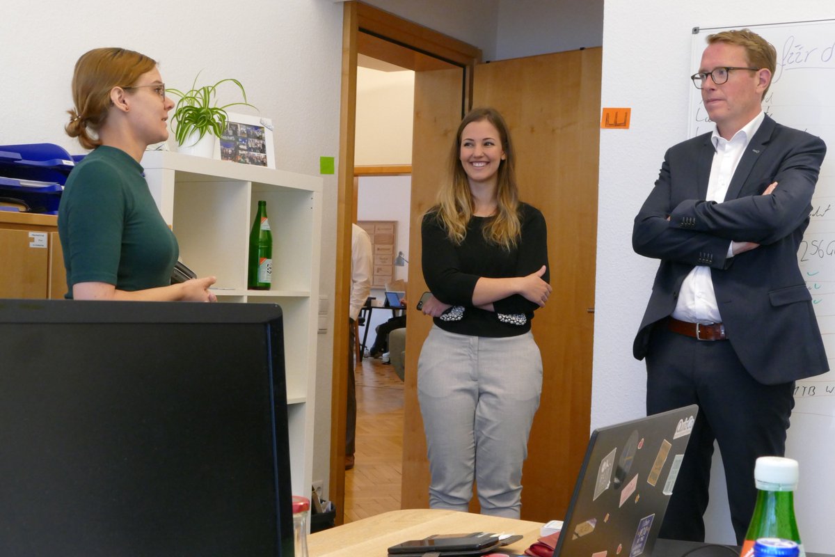 Venture_Villa's tweet photo. Heute hat uns #Staatssekretär Stefan Muhle einen Besuch in der #VentureVilla abgestattet und die Geschäftsmodelle &amp; Technologien unserer #Startups näher kennengelernt. Vielen Dank für den Besuch und die spannenden Dialoge☺️ #startupniedersachsen #startupökosystem #accelerator https://t.co/1EzruEUwfY