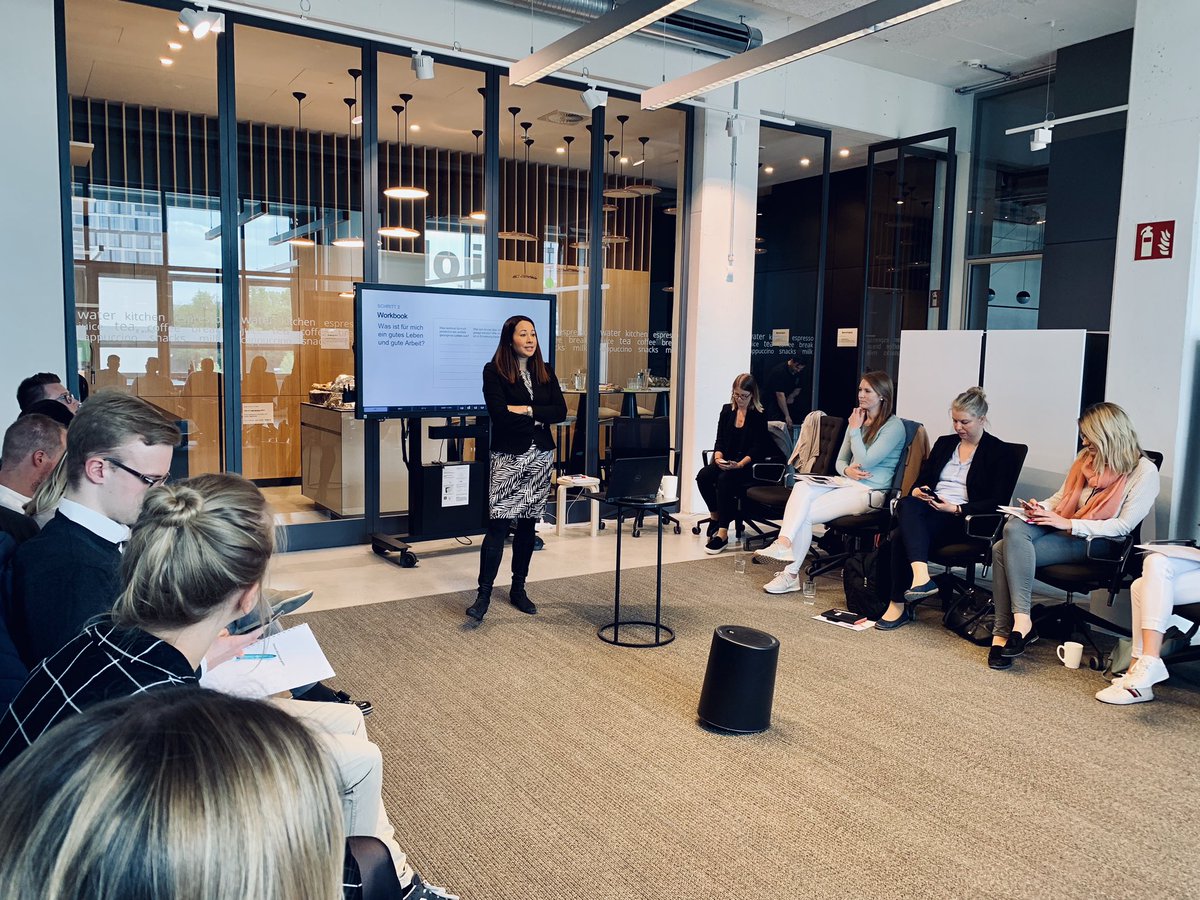 DeloitteDE's tweet photo. #LifeDesign: Welche Werte treiben mich an? Von welchem Leben träume ich in 10 Jahren? Was motiviert mich im Alltag? Über diese Fragen wird nun gemeinsam mit @ProfYasminWeiss, @Sarah_Beringer und Nikolay Kolev diskutiert. https://t.co/lKQRuhuaeV
