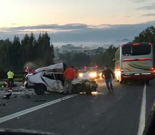 BorquezRafael's tweet photo. #Castro, continua trabajos tras acccidente de transito cuesta de Pid Pid, una persona fallecida, transito suspendido, precaución conductores.Foto RRSS.@quintacastro @firemancastro @BethoCarcamo @condorsei @biobio @radiochiloe @ONGdechoficial @AncudInforma @estrellachiloe. https://t.co/2sHb8V284S