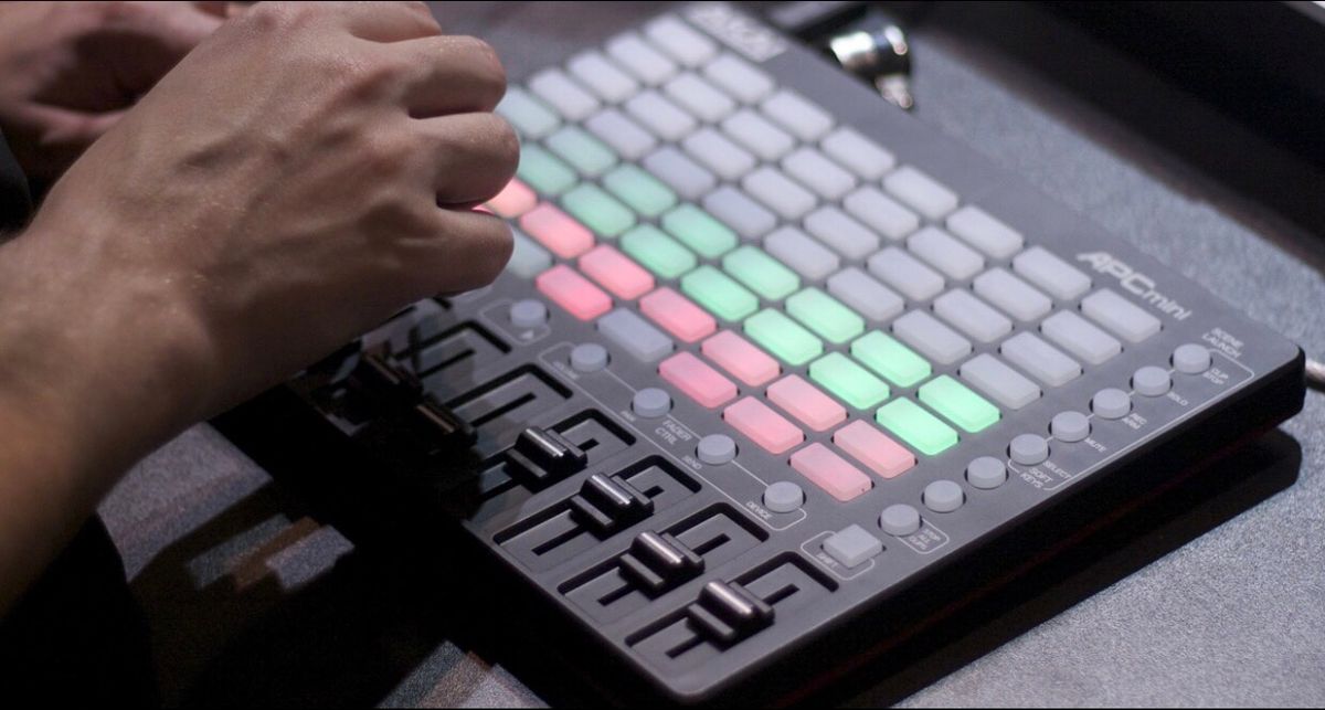 zhetto64's tweet photo. AKAI APC mini いらんかね?ほぼ新品。
#ableton #live #akai #akaiapc https://t.co/nITxRBH7Zp